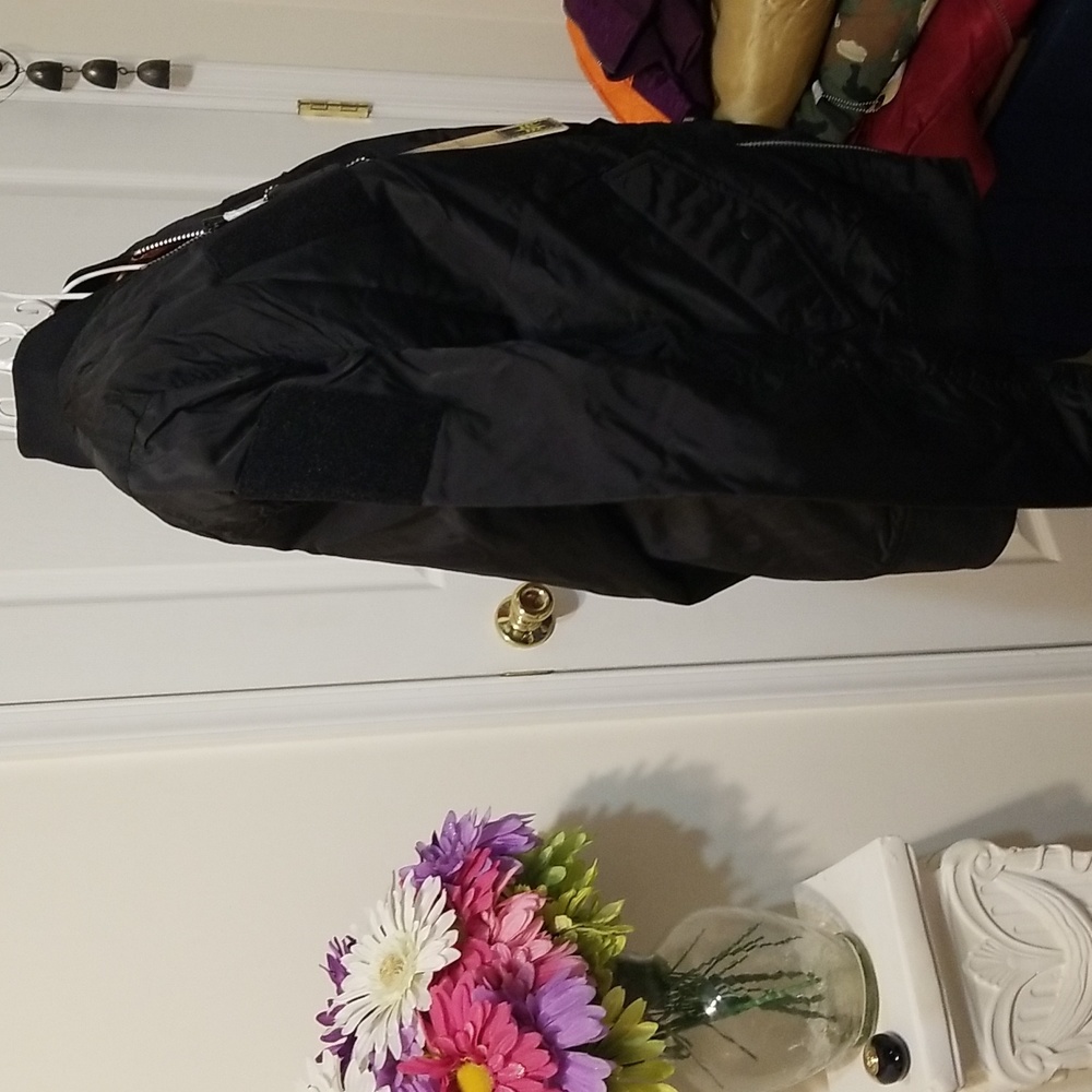 AT EASE❣️Women's black Alpha Industries coat. Size small - Picture 6 of 10